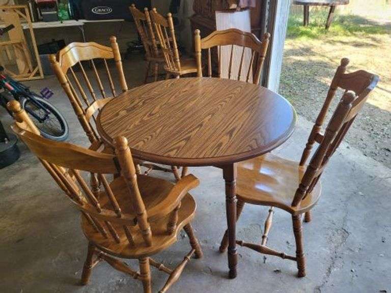 Yugoslavian Dining Table by Sidex Co. Seats 6. 6 chairs ( including 2 captain) and 2 leaves. ( 42” diameter) ( 65” x 42”) (see additional photos). Excellent condition! ~ cash only ~. ( row 4)