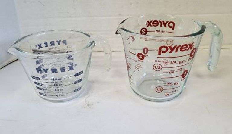 2 Glass Pyrex Measuring Cups. ~ cash only ~. (1A)