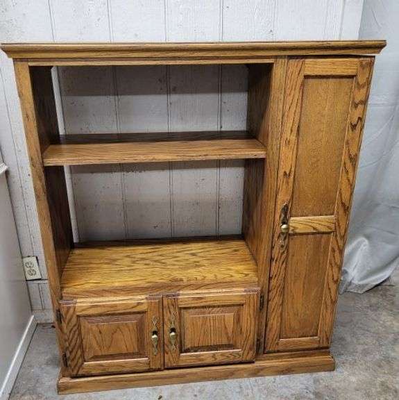 Entertainment Center w / Storage. ( see extra image). 43” x 17” x 48”.  ~ cash only ~.  ( row 1)