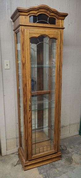 Light Curio Cabinet ( requires bulb) w / Glass Shelves. (See extra image) ~ cash only ~. ( area 6)