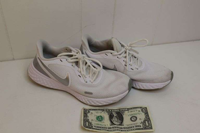Nice Pair of Women's Nike Revolution Shoes! Size 5 (3A)