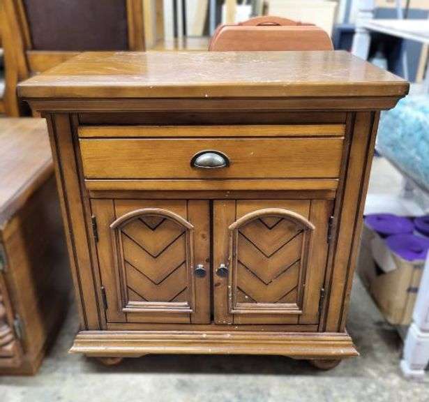Night Stand. Matches lot 20. ~ cash only ~.  ( row 2)