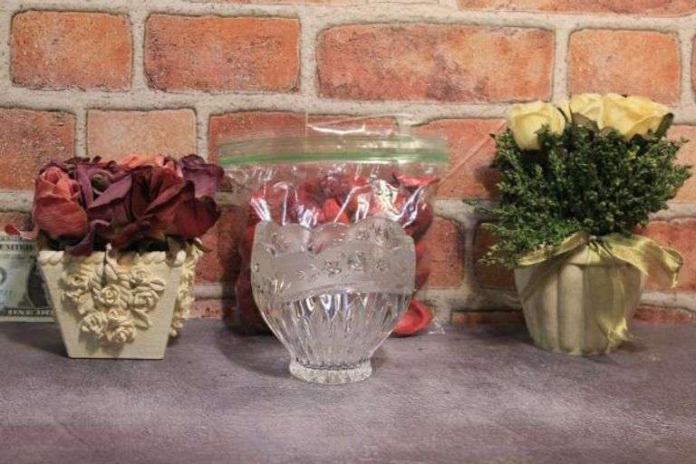 Oneida Southern Garden Potpourri Bowl with Potpourri and 2 Decoratvie Small Pots with Flowers.  W6