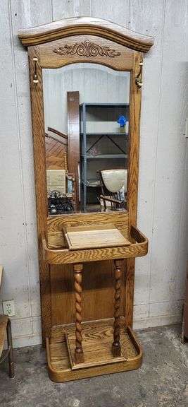 Very Nice Hall Tree. ~ cash only ~. ( row 4)