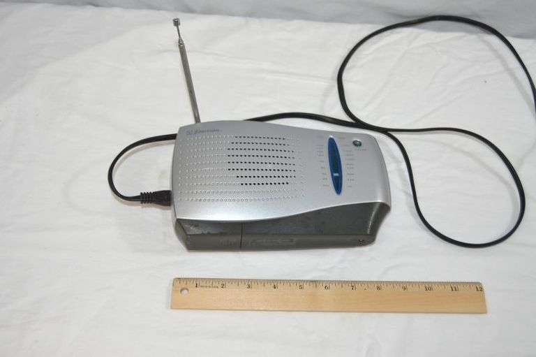 EMERSON AM/FM RADIO, MODEL RP6288