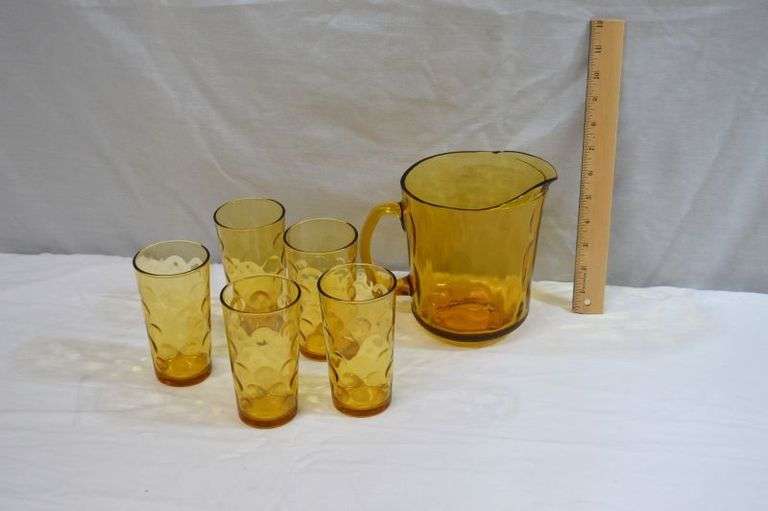 VINTAGE AMBER PITCHER & 5 GLASSES. THERE IS SOME SCRATCHING ON THE PITCHER