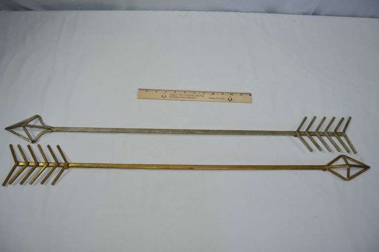 GOLD COLORED ARROW DÉCOR