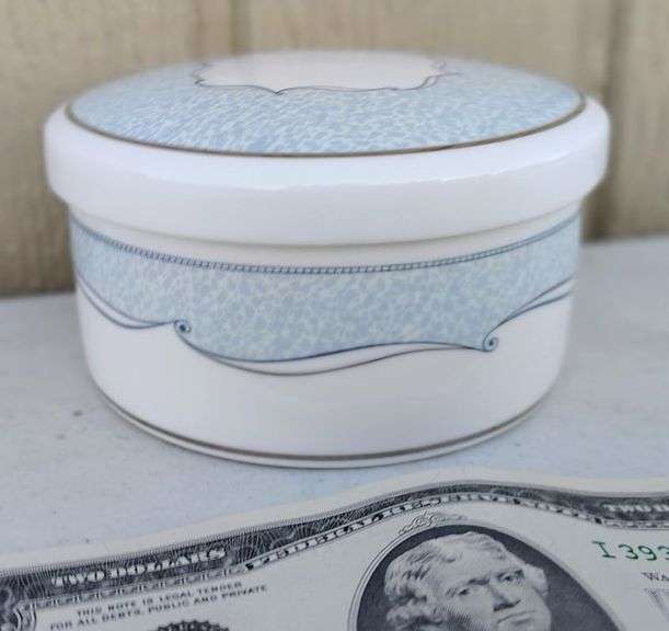 Gorgeous vintage WEDGWOOD Venice Bone China lidded trinket dish with gift box as shown
