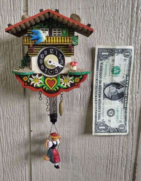 Mini CooCoo Clock. ~cash only ~. ( row 5)