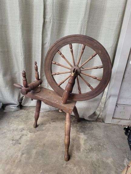 Vintage Spinning Wheel.  ~cash only ~. ( row 2)