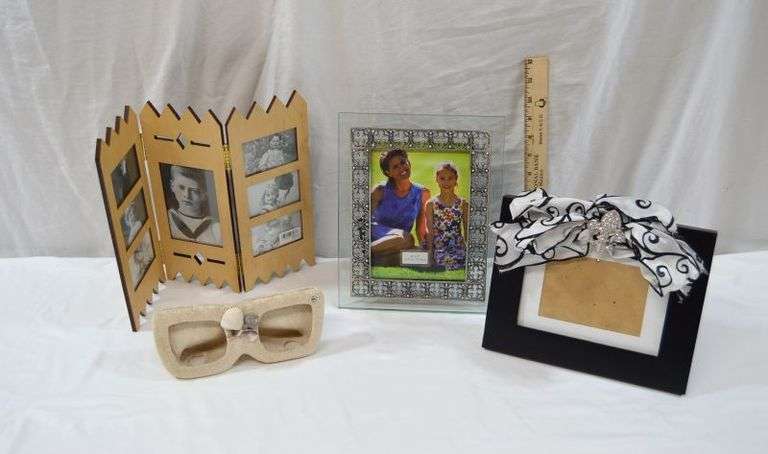 DECORATIVE PICTURE FRAMES