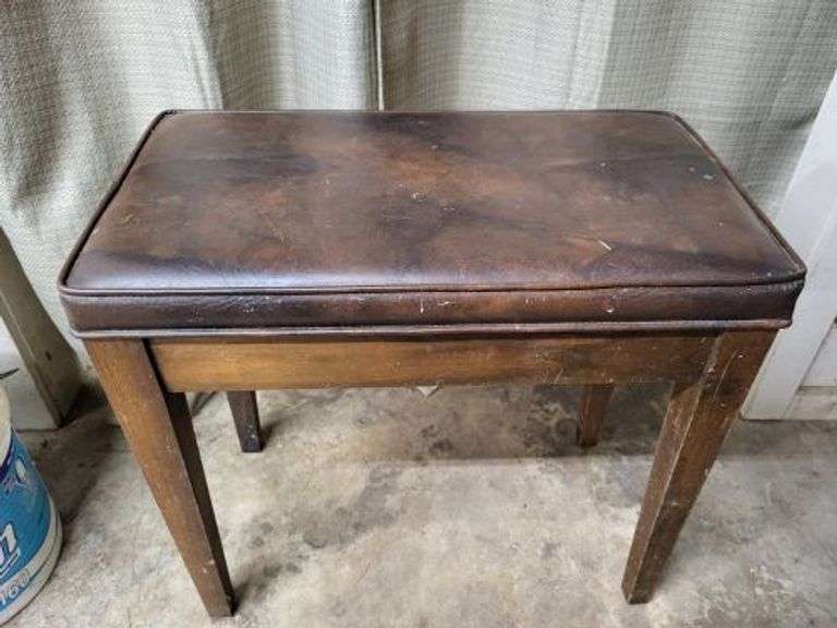 Piano Bench w / Music Books ( see extra image). ~cash only ~. ( row 2)