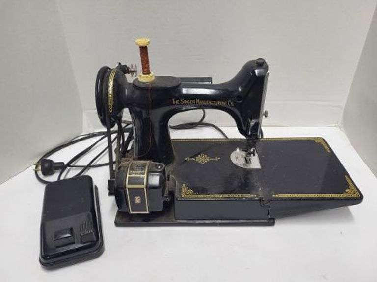 Featherweight Singer Sewing Machine.  ~cash only ~. (4C)