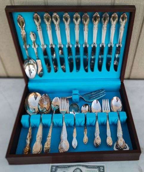 $$ Beautiful Rogers Bros Silver Plate Service Cutlery Flatware and Serving Set in a Tarnish Resistant Box