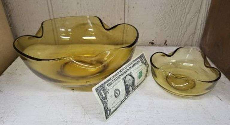 2 Vintage Light Amber Glass Bowls. ~ cash only ~ .  (1A)
