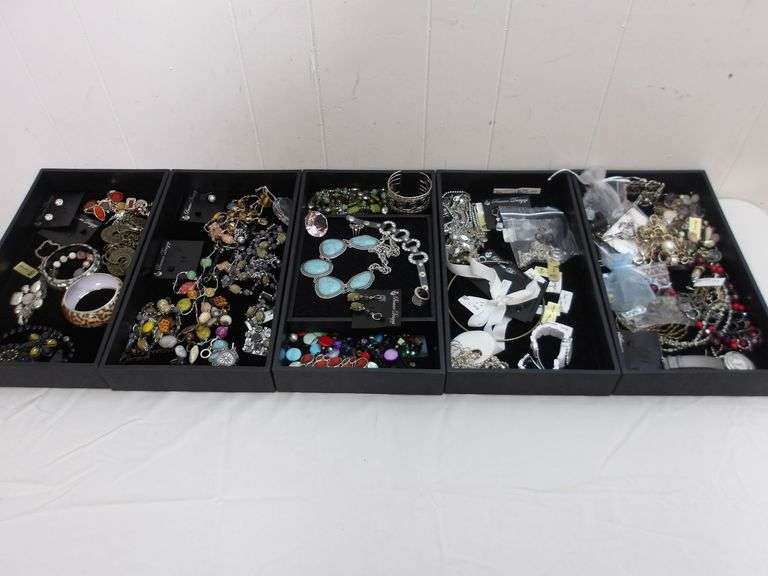 Large Lot of Assorted Pretty Jewelry! A lot of it is NEW w/tags! (13D)