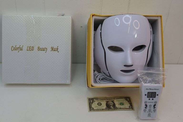 NEW LED Beauty Mask w/Remote! (12C)