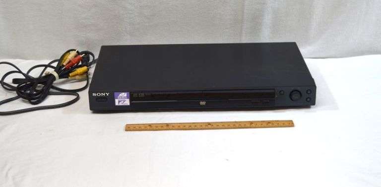 SONY DVD PLAYER - NO REMOTE. POWERS ON