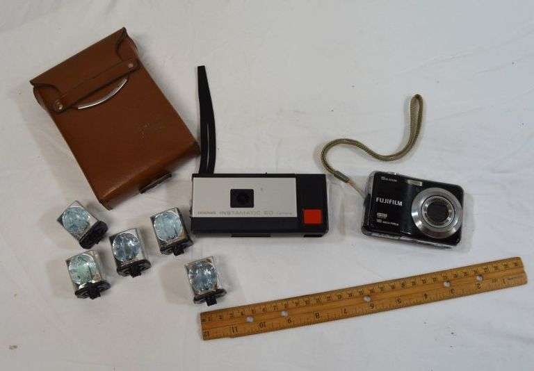 VINTAGE INSTAMATIC 20 CAMERA W/FLASH BULBS & CARRYING CASE AND A FUJIFILM DIGITAL CAMERA - UNTESTED