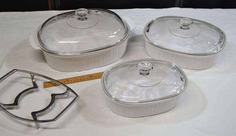 CORNINGWARE OVAL DISHES W/LIDS & A METAL DISH HOLDER