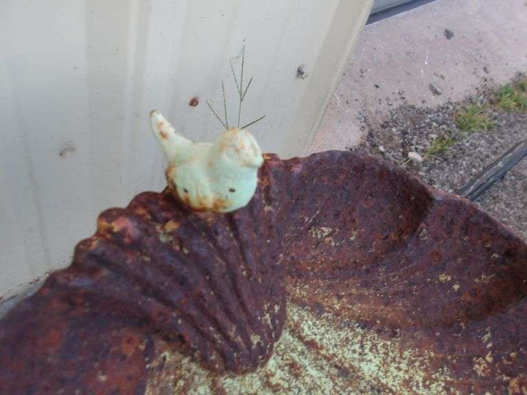 NEAT Small Vintage Cast Iron Bird Bath! (RD)