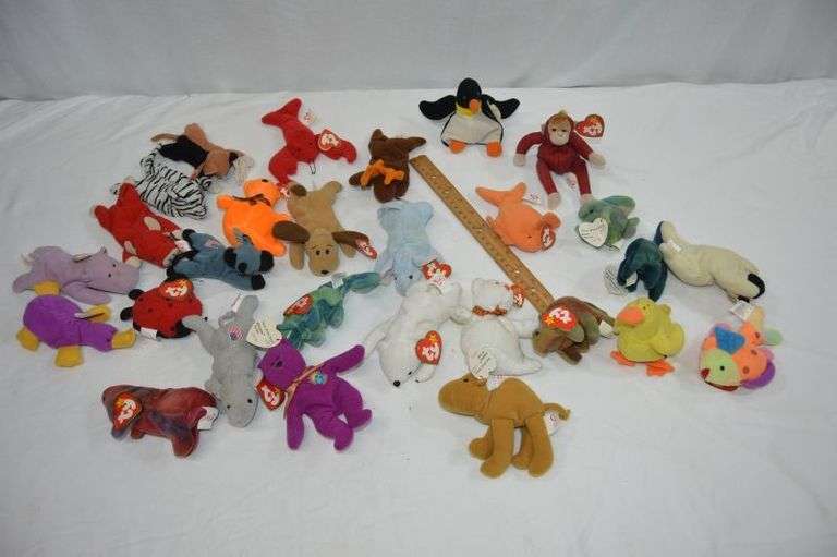 LARGE LOT OF VINTAGE TY BEANIE BABIES: SNORT, LUCKY THE LADYBUG, CHOPS & MORE