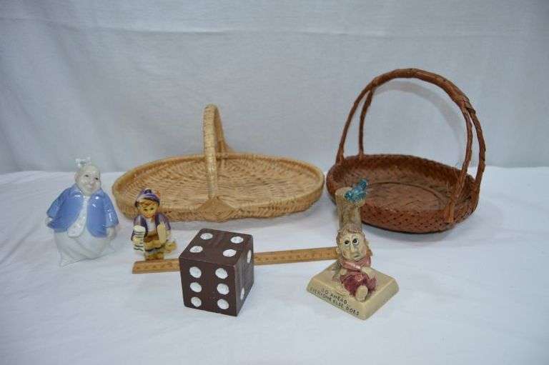 BASKETS, WOODEN DICE DÉCOR & MORE