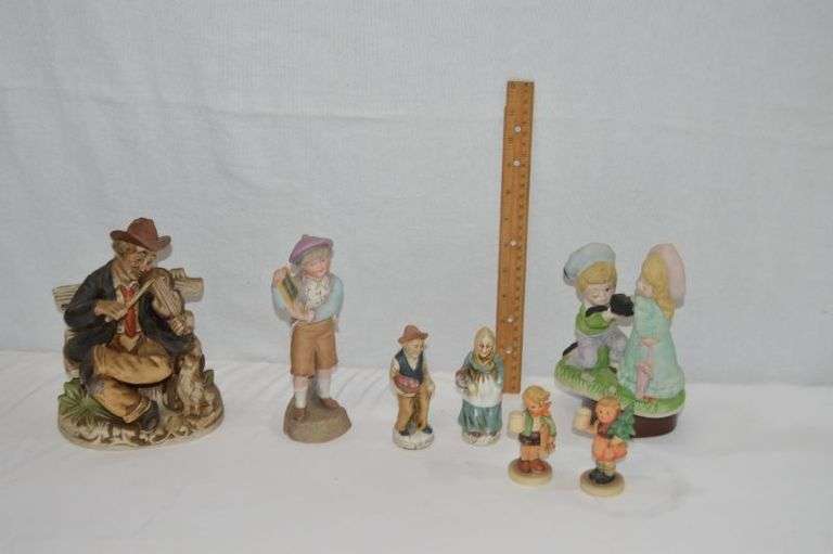 FIGURINES. GIRL & BOY PLAYS MUSIC