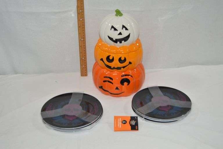 CUTE PUMPKIN COOKIE JAR & HALLOWEEN SNACK PLATES