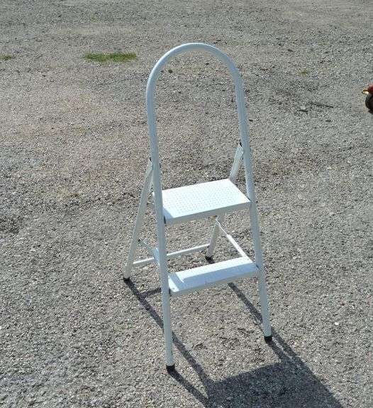 SMALL STEP LADDER