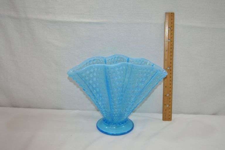 FENTON BLUE HOBNAIL FAN VASE