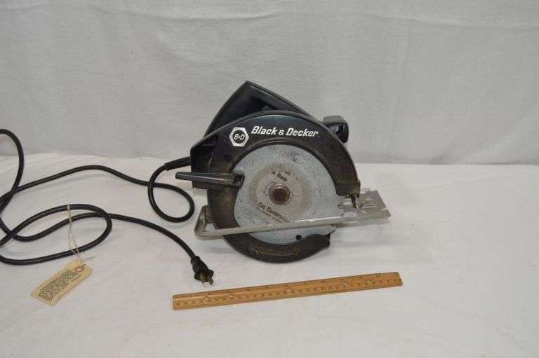 BLACK & DECKER CIRCULAR SAW