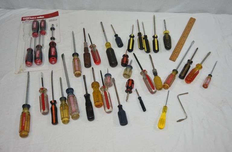 LARGE LOT OF ASSORTED SCREWDRIVERS