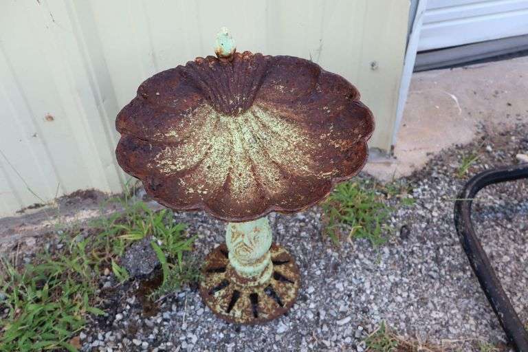NEAT Small Vintage Cast Iron Bird Bath! (RD)