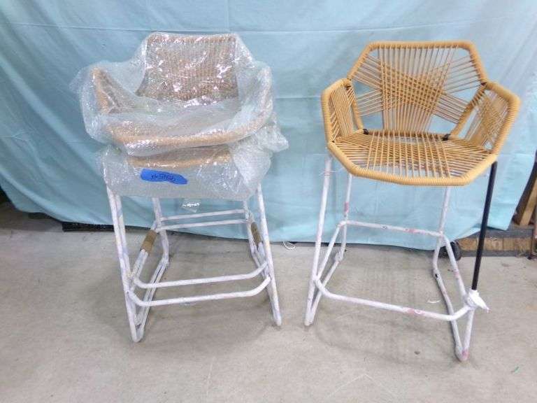 Set of 3 never assembled bar stools - needs screws (frames are black metal)