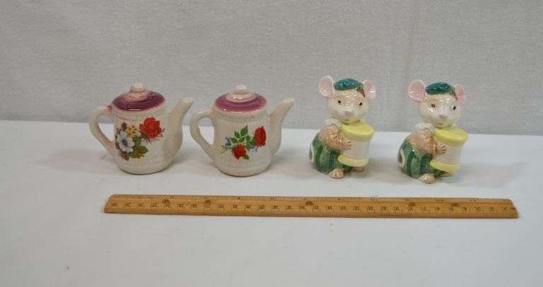 CUTE SALT & PEPPER SHAKERS
