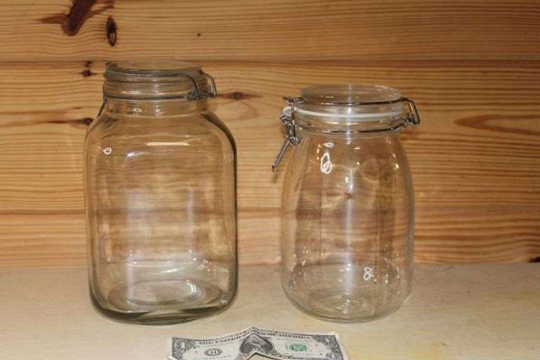 Clear Glass Storage Container with Locking Lids.  W8B