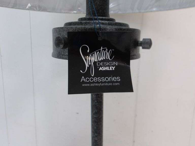 Ashley Table Lamp! (2A)