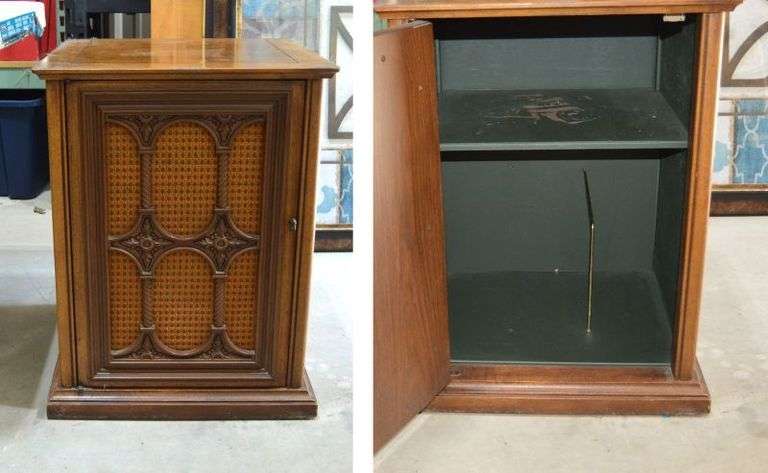 MAGNAVOX RECORD CABINET - 26" T x 19.5" W x 19" D