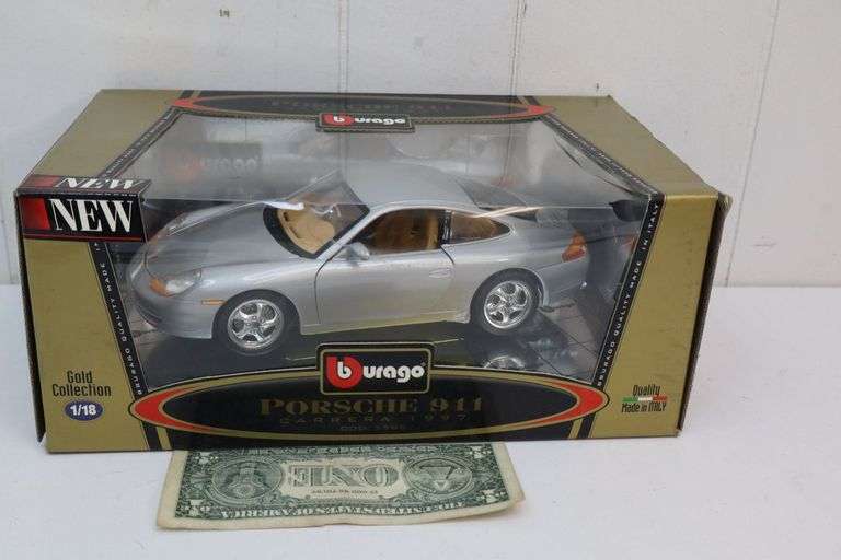Burago Gold Collection 1997 Porsche 911 Carrera 1:18 Diecast Replica! (14C)