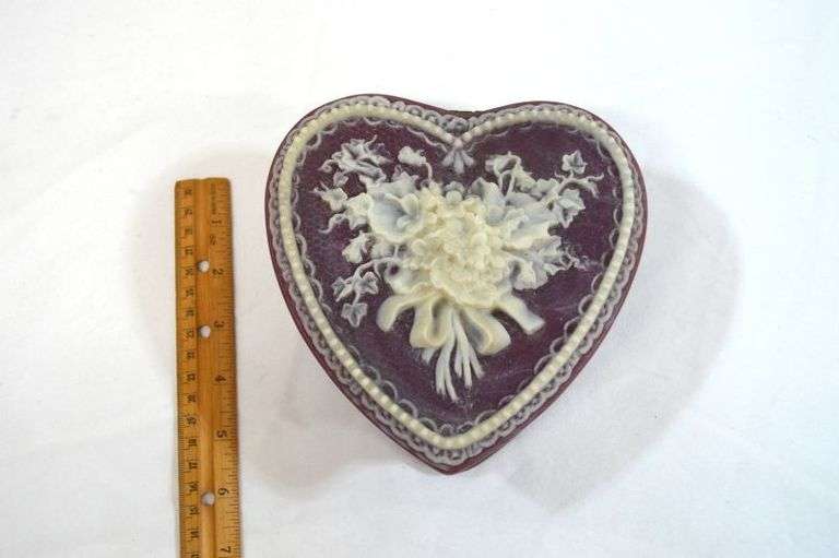 VINTAGE INCOLAY STONE HINGED, HEART-SHAPED MUSICAL JEWELRY BOX IN EXCELLENT CONDITION. MARKED AND HAND CRAFTED IN THE USA. A SIMILAR ONE WITHOUT THE MUSIC FEATURE SOLD ON EBAY FOR $46