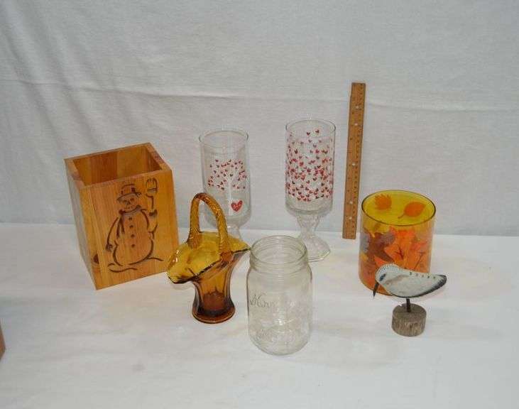 MISCELLANEOUS LOT. BROWN BASKET HAS SOME SCRATCHES ON IT