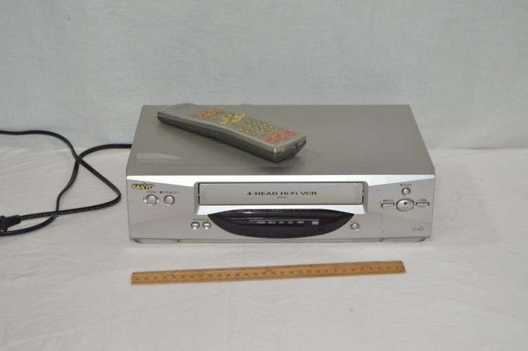 SANYO VCR. POWERS ON