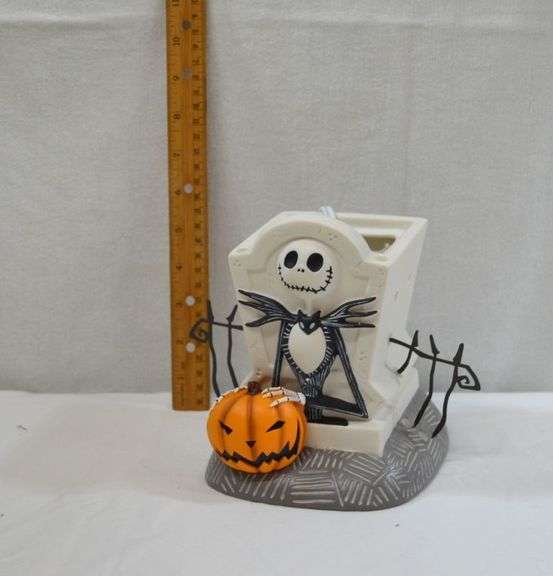 SCENTSY JACK SKELLINGTON WAX WARMER - NIGHTMARE BEFORE CHRISTMAS. IT IS MISSING THE TOP PLASTIC PIECE AND THE WAX HOLDER