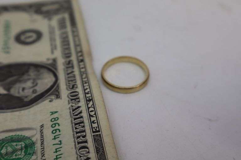 10K Yellow Gold Band! Size 11.5. 4 Grams! (DC)