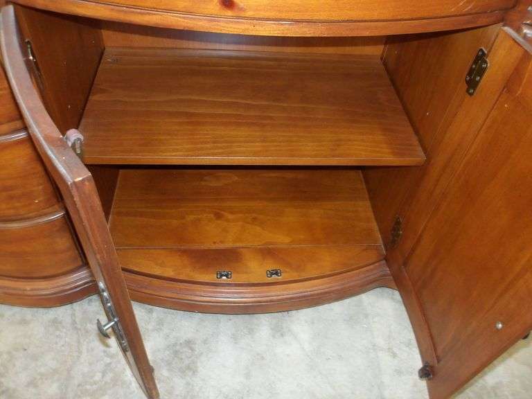 Beautiful Solid Wood Dresser w/Mirror! Some light scratching/wear on top, as shown. Good condition otherwise! 70x19x40 (RD)