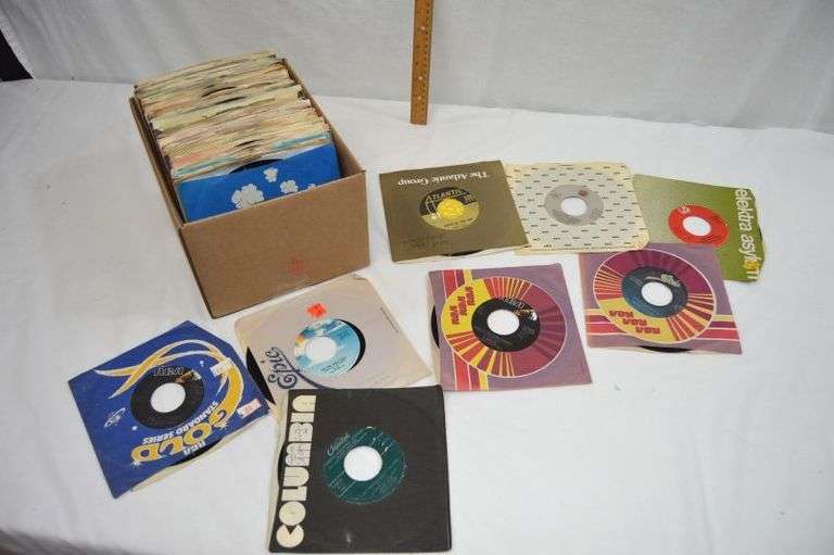 LARGE LOT OF ASSORTED GENRE RECORDS - 45s