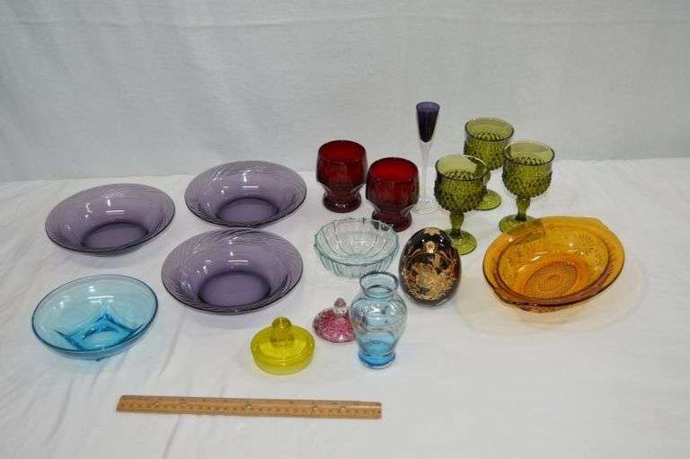 LOT OF ASSORTED, MOSTLY VINTAGE, COLORED GLASSWARE. PURPLE BOWLS ARE MARKED PYREX. THE GOLD COLORED BOWL HAS A TINY FLEA BITE ON THE EDGE