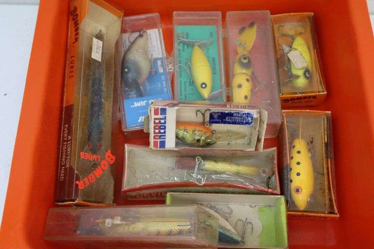 $ Lot of Assorted Vintage Fishing Lures! (12D)