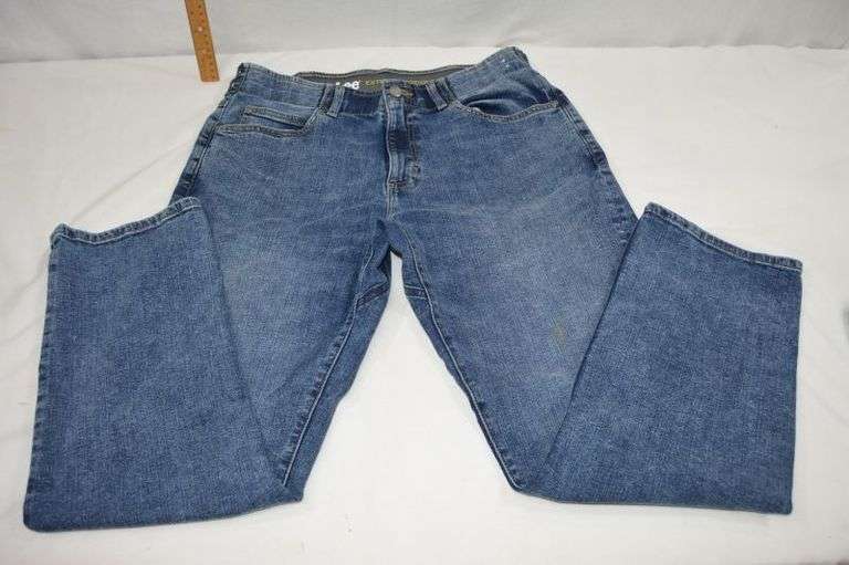 EXTREME MOTION LEE JEANS - SIZE 34 x 30